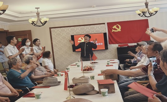2024年7月1日，養(yǎng)老公司長(zhǎng)影家舉辦“七一建黨節(jié)座談會(huì)”_副本.jpg