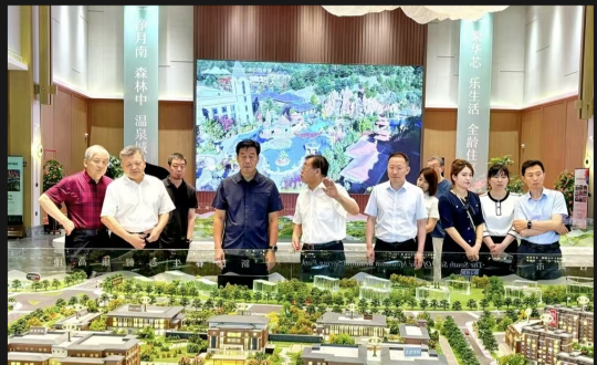 2024年8月8日，王巖董事長(zhǎng)陪同市政協(xié)領(lǐng)導(dǎo)視察南山書院康養(yǎng)綜合體項(xiàng)目_副本.png